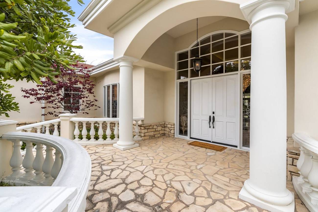 1403 Kingsboro Court — front entry detail