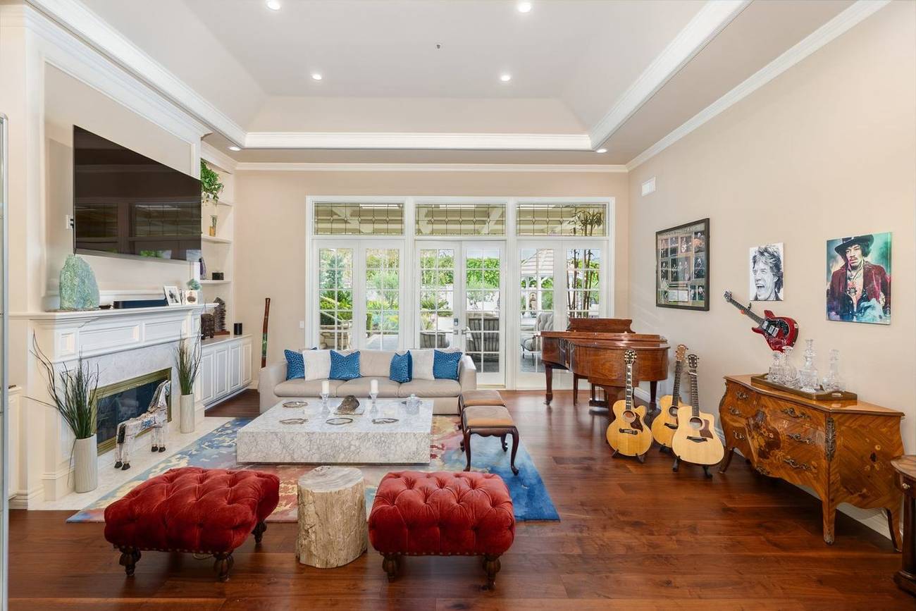 1403 Kingsboro Court — family room sitting area