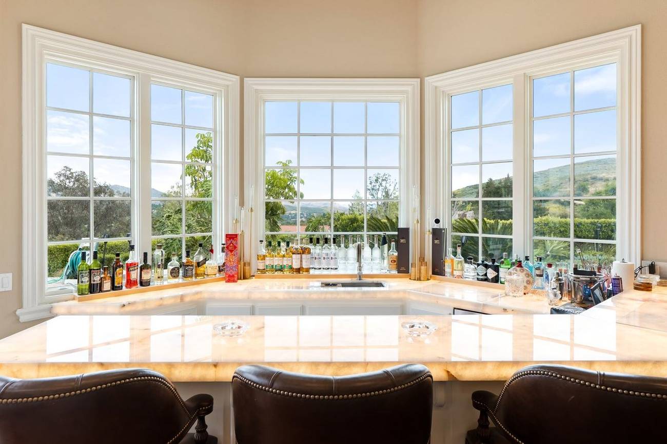 1403 Kingsboro Court — onyx bar with mountain views