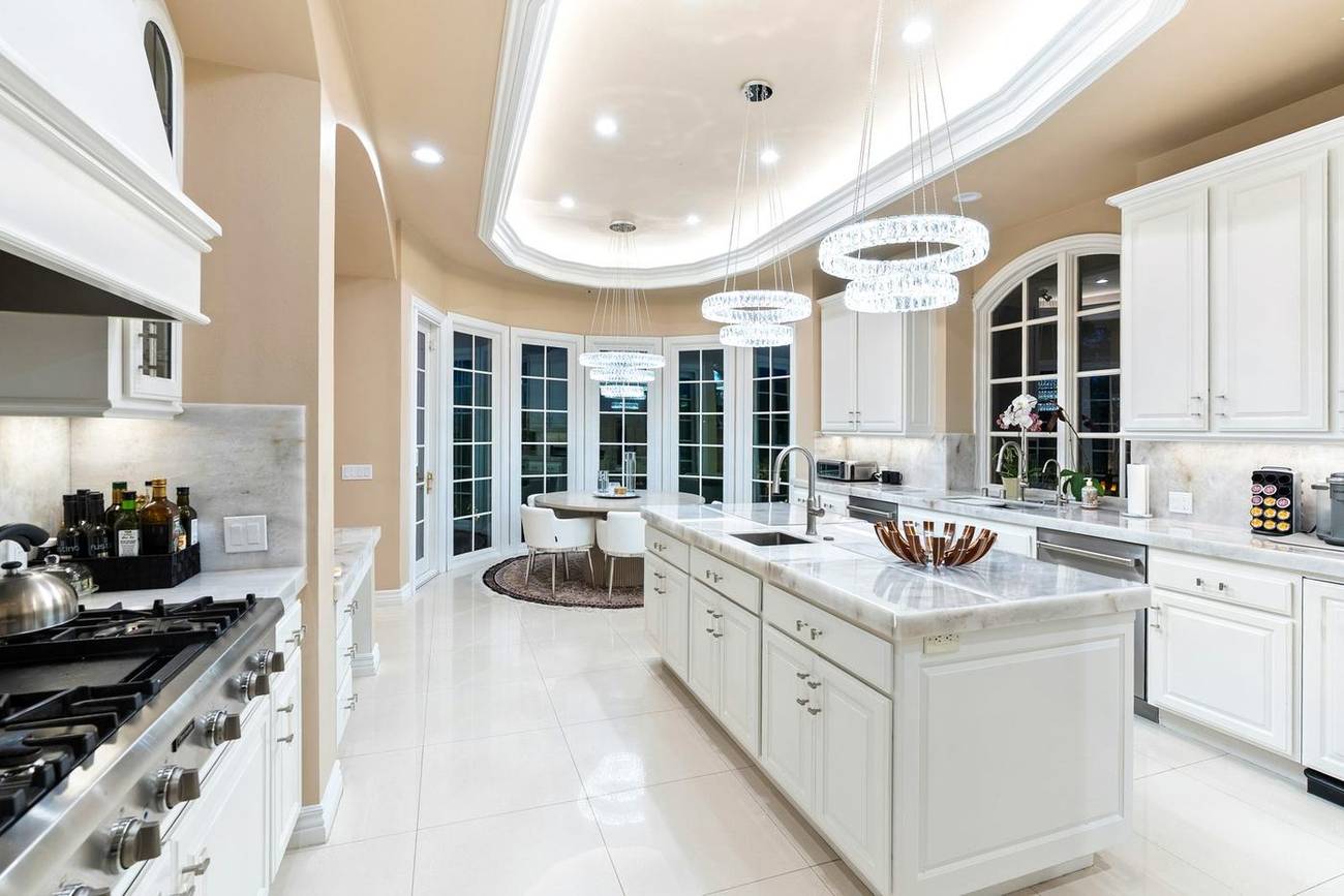 1403 Kingsboro Court — Cristallo Quartzite kitchen lit at dusk