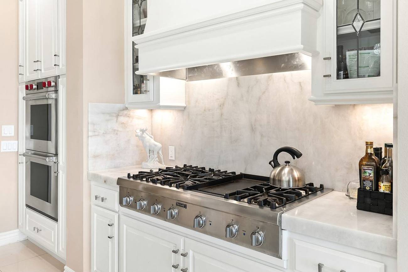 1403 Kingsboro Court — Thermador range