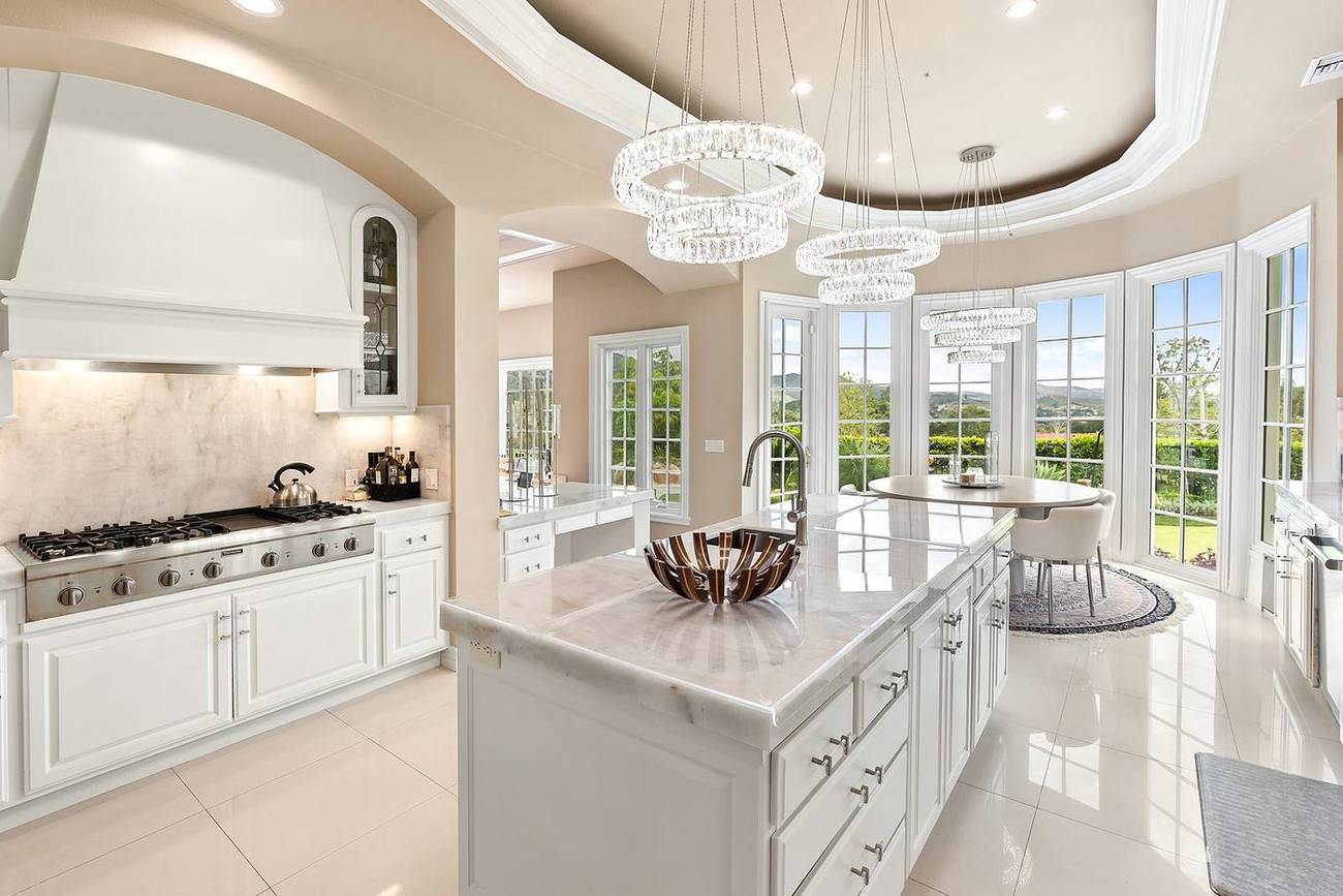 1403 Kingsboro Court — kitchen island