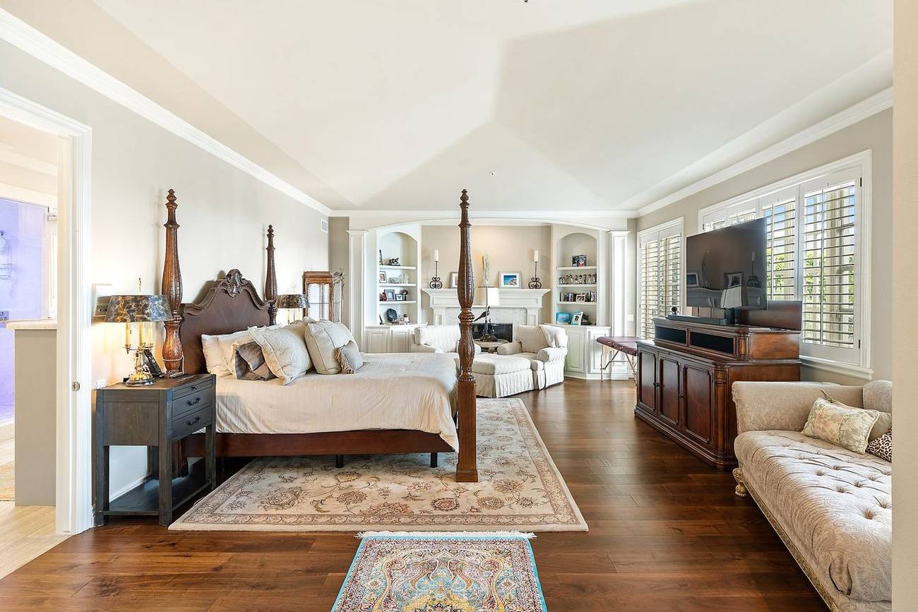 1403 Kingsboro Court — primary sitting area