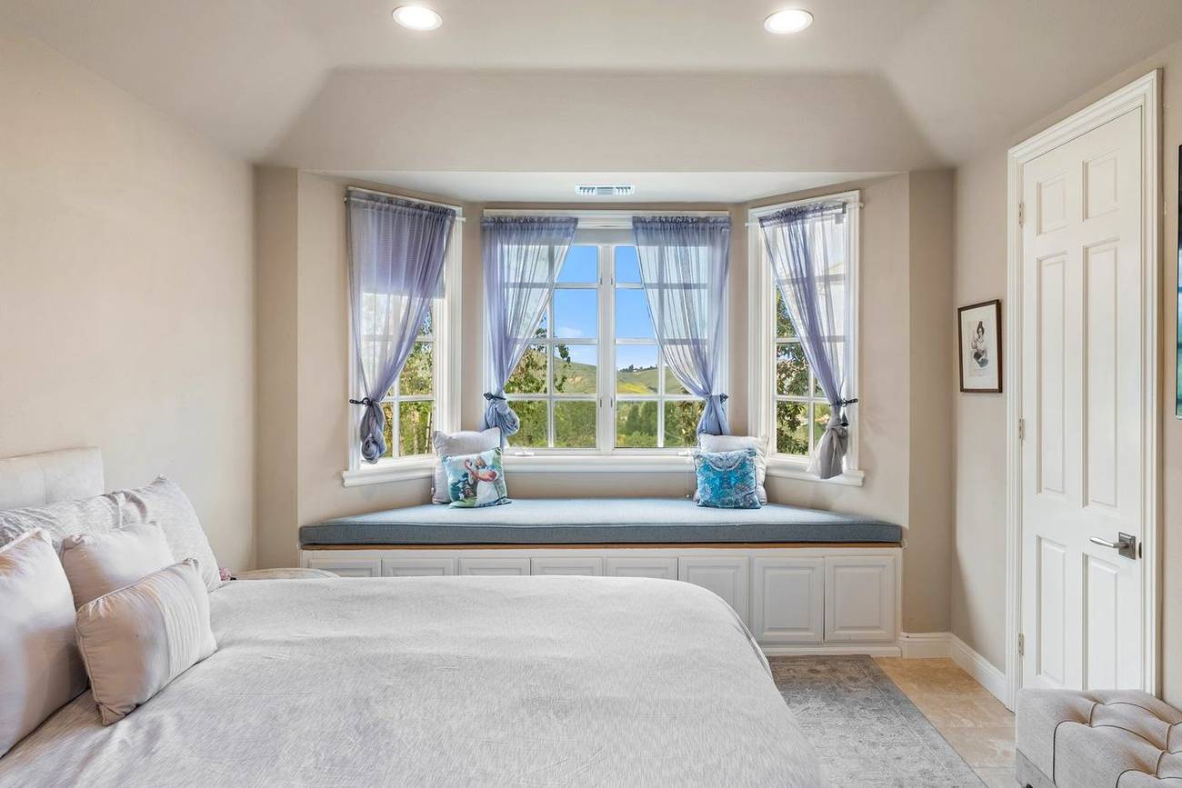 1403 Kingsboro Court — bay window seat with views