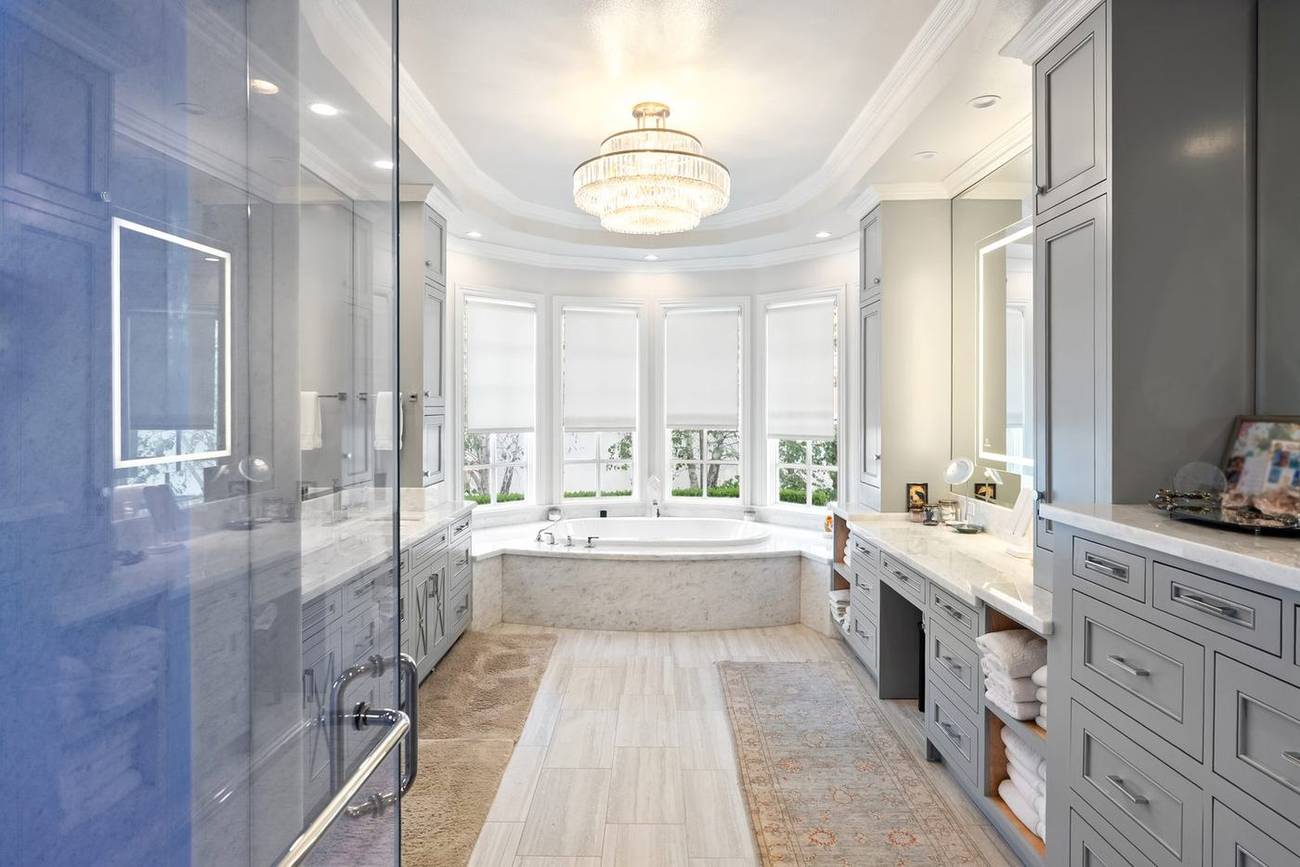 1403 Kingsboro Court — marble bath detail