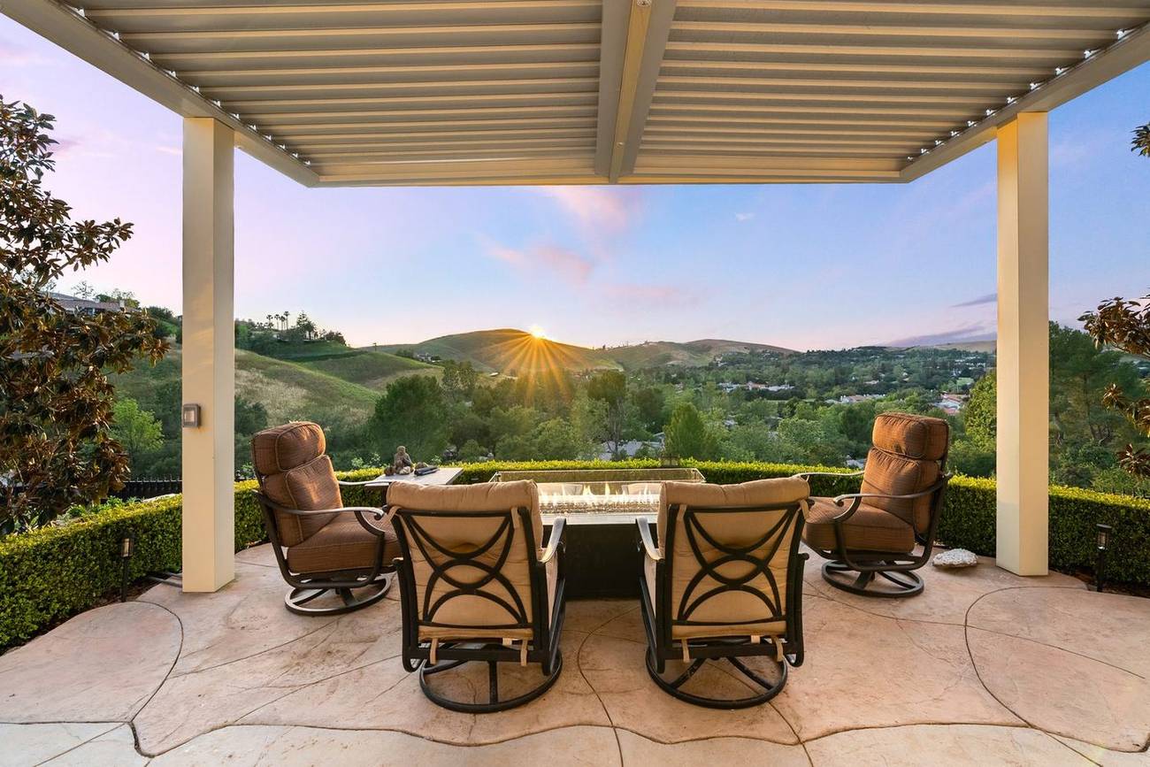 1403 Kingsboro Court — alfresco dining at dusk