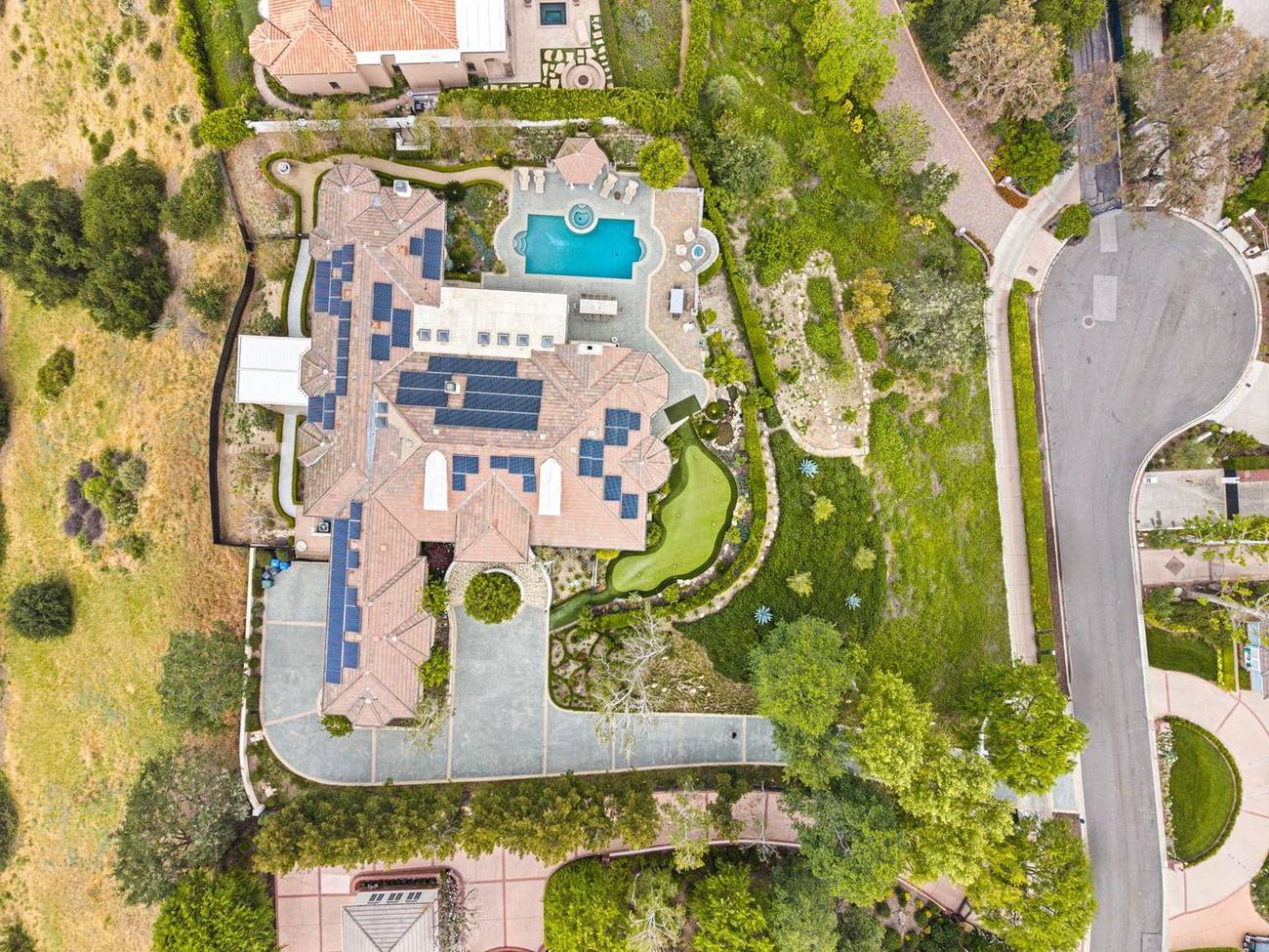 1403 Kingsboro Court — the full 1.67-acre promontory from above